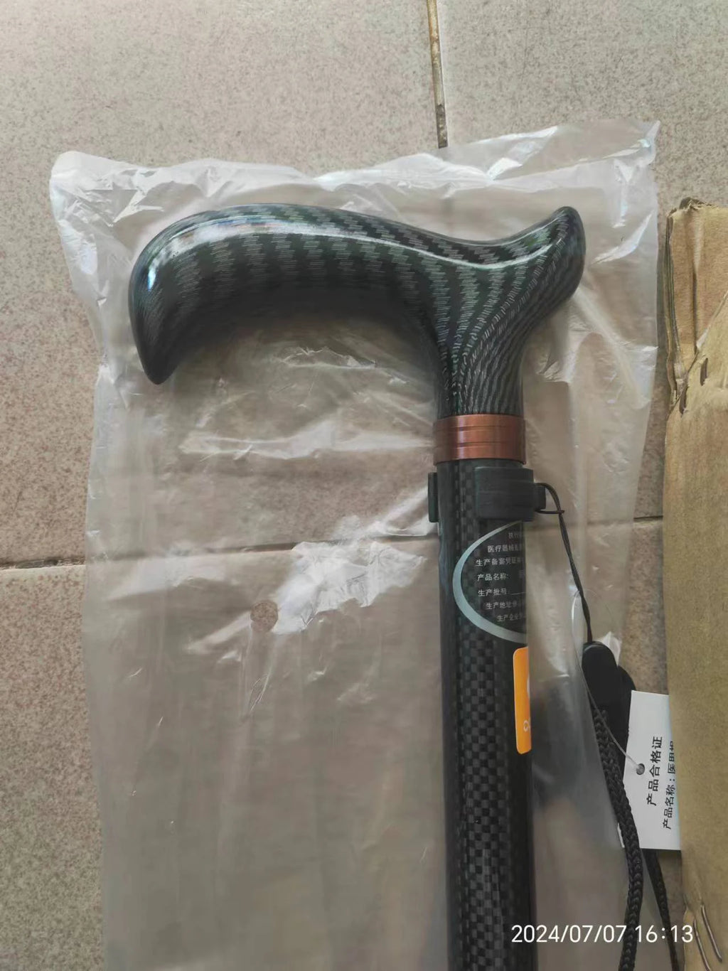 Ultra-Light Carbon Fiber Telescopic Cane, Hiking Pole, Walking Stick, Assisting Walking during Hiking, Anti-Slip and Fall-Proof